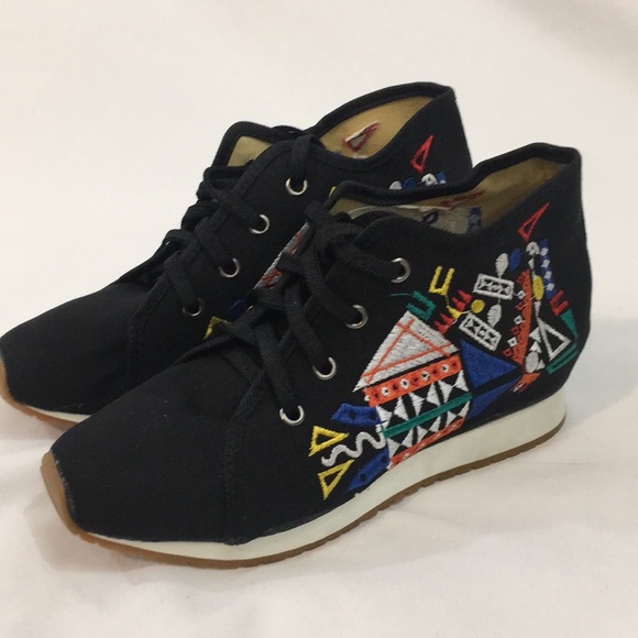 Womans canvas geometric embroidered cloth sneaker - Picture 1 of 6